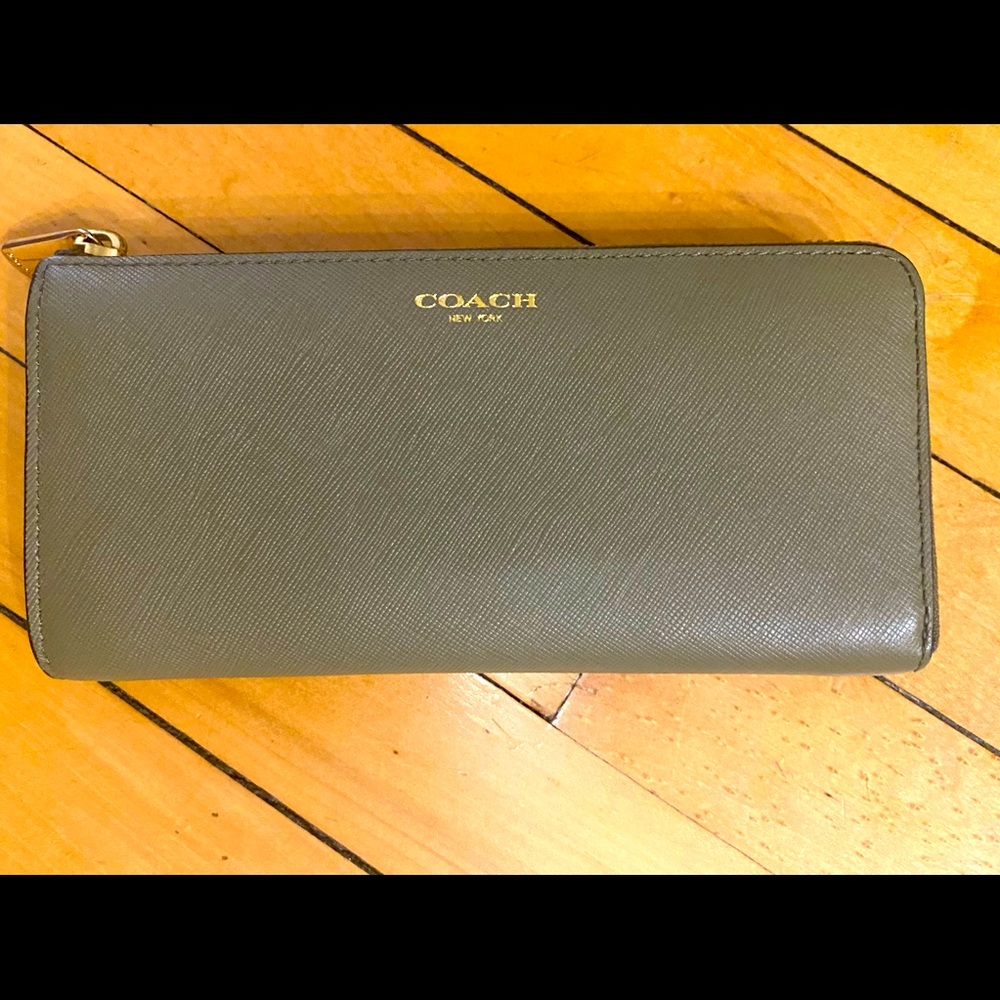 Beautiful Coach Olive Green Zip Wallet